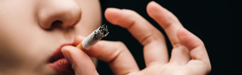 Panoramatický záběr ženy kouření cigarety izolované na černé  - Fotografie, Obrázek