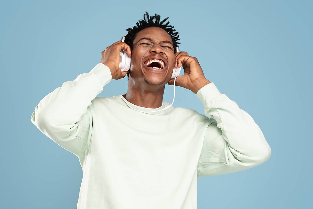 Щасливі африканських людина прослуховування музики. - Фото, зображення