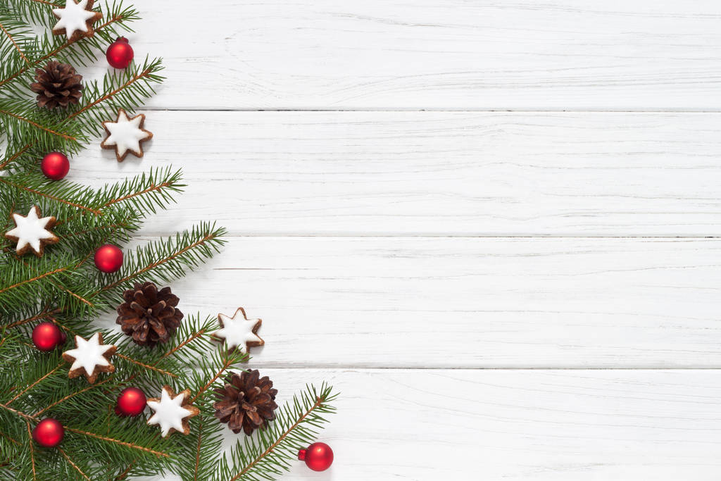 Різдвяна прикраса з сосновими гілками та зірками кориці
 - Фото, зображення