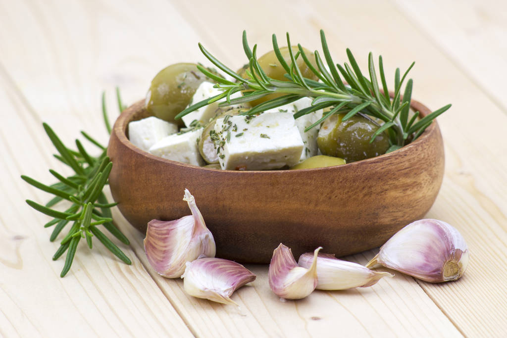 fromage feta et olives aux herbes à l'huile d'olive - Photo, image