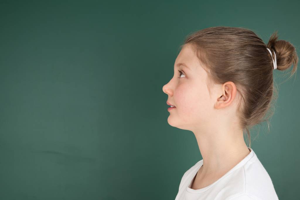 schoolgirl looks up thoughtfully - Valokuva, kuva