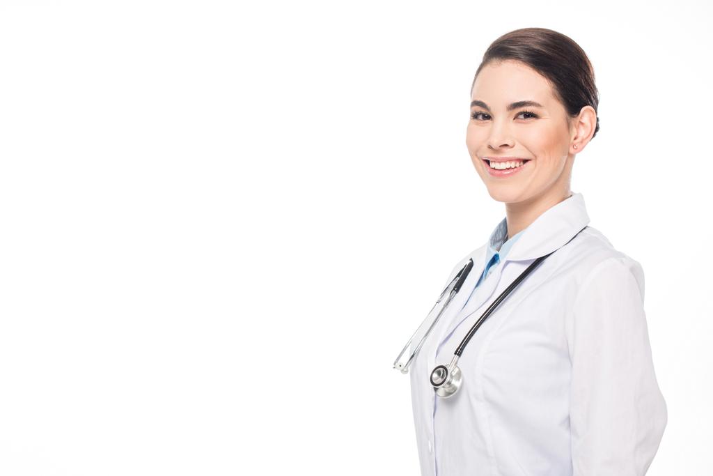 Houkutteleva lääkäri valkoisessa takissa ja stetoskooppi hymyilevä kamera eristetty valkoinen
 - Valokuva, kuva