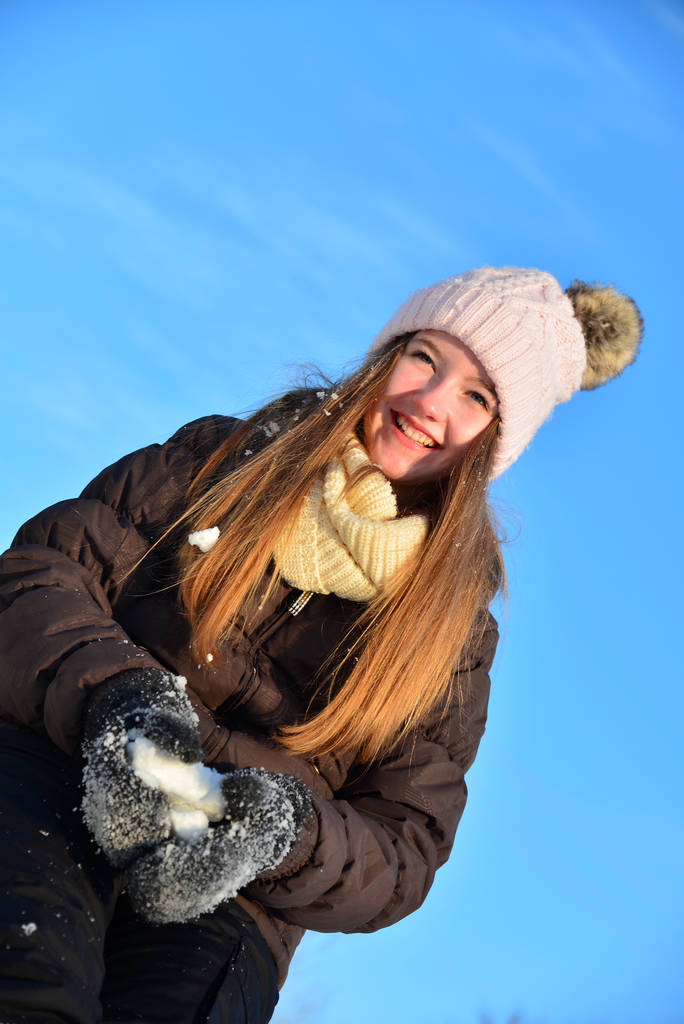 dívka ve sněhu zima - Fotografie, Obrázek