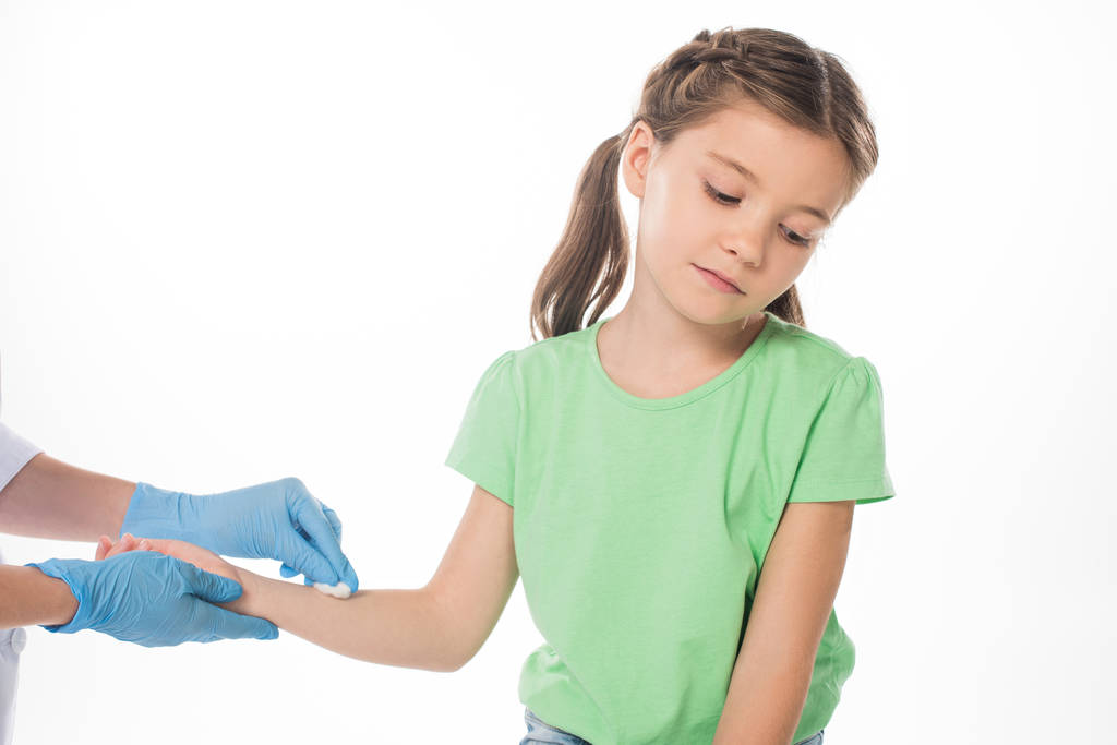 Gyermekorvos pamut gyapjú dörzsölés kezét gyerek elszigetelt fehér - Fotó, kép