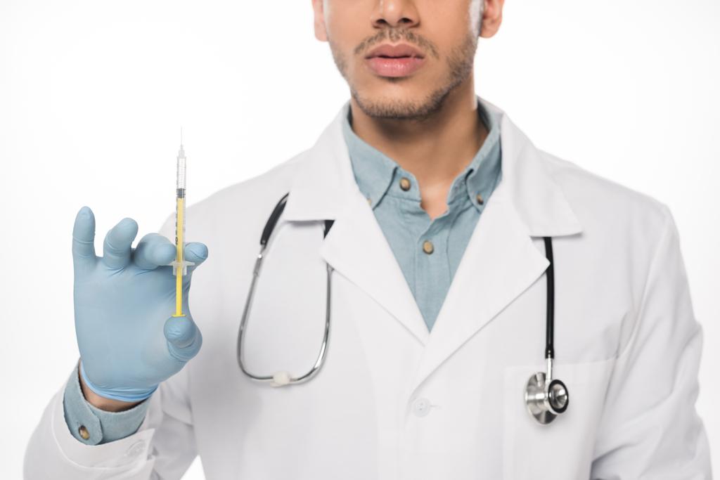 白に隔離されたワクチンで注射器を保持する医師の作物ビュー - 写真・画像
