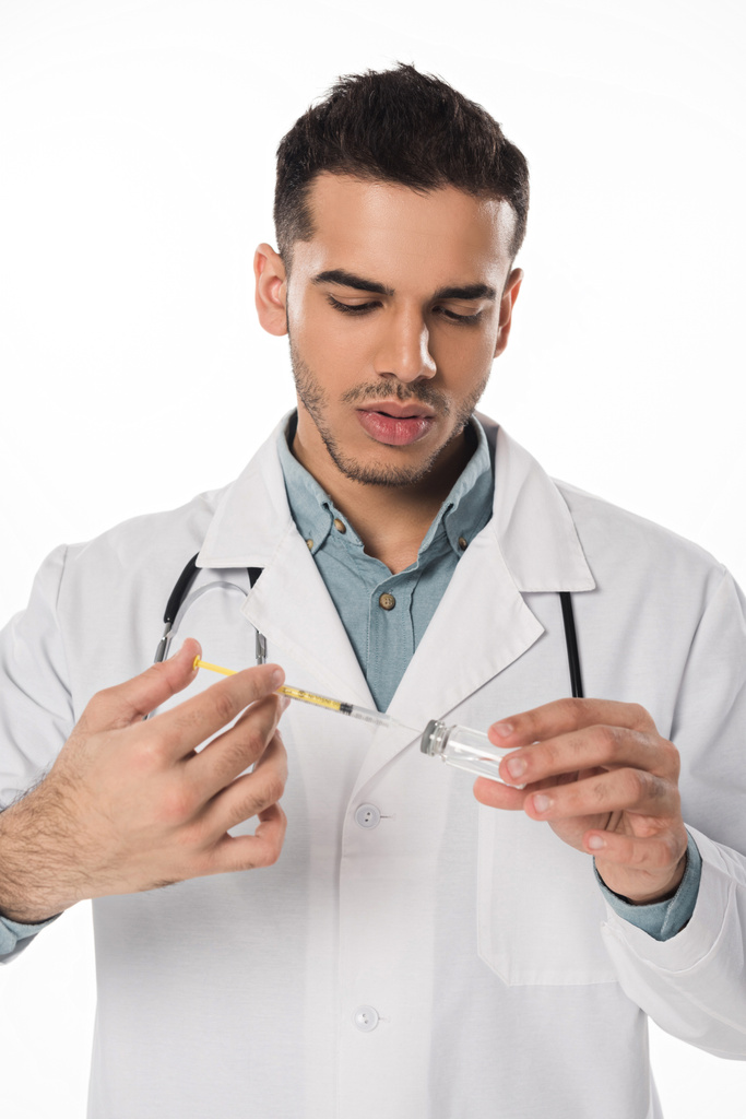 Jóképű orvos vakcina szedése a fehér bőrű fecskendőben - Fotó, kép