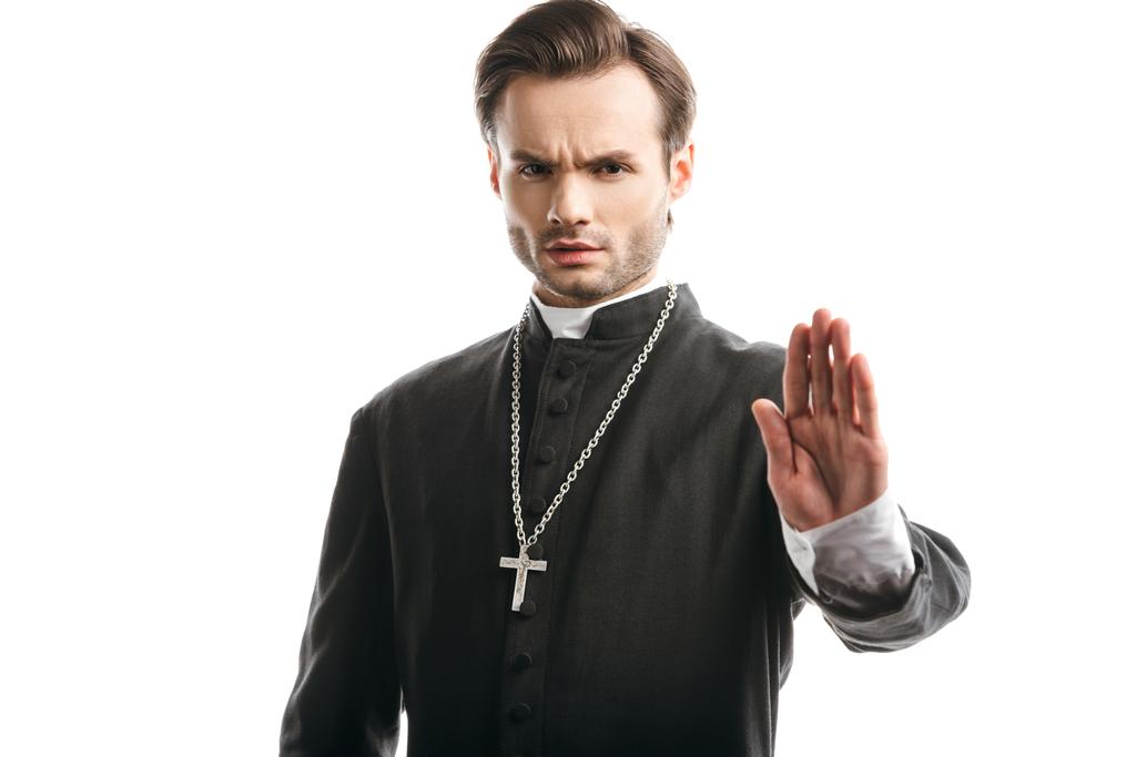 ernstige, strenge katholieke priester tonen stop gebaar op camera geïsoleerd op wit - Foto, afbeelding