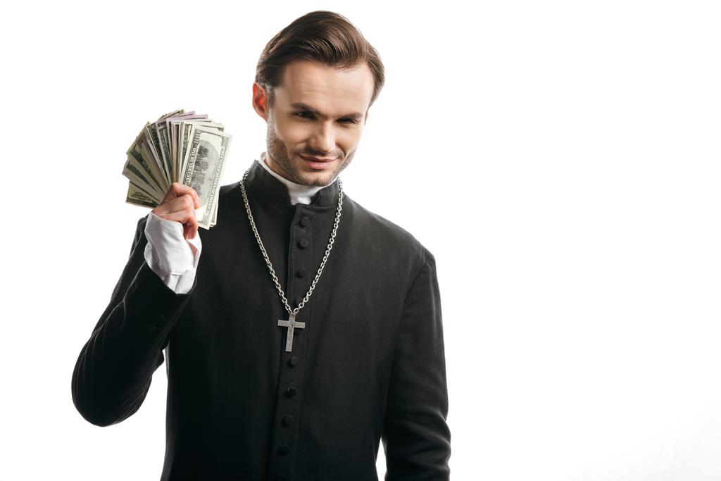 prêtre catholique corrompu souriant à la caméra tout en tenant des billets en dollars isolés sur blanc
 - Photo, image