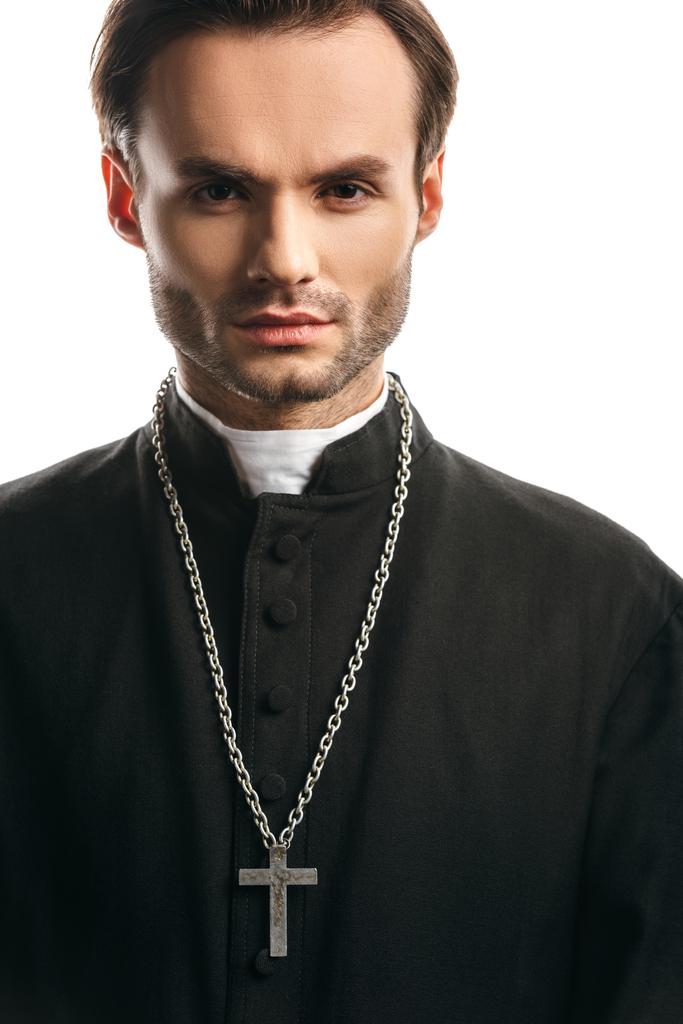 jeune prêtre catholique concentré avec croix d'argent sur le collier regardant la caméra isolée sur blanc
 - Photo, image