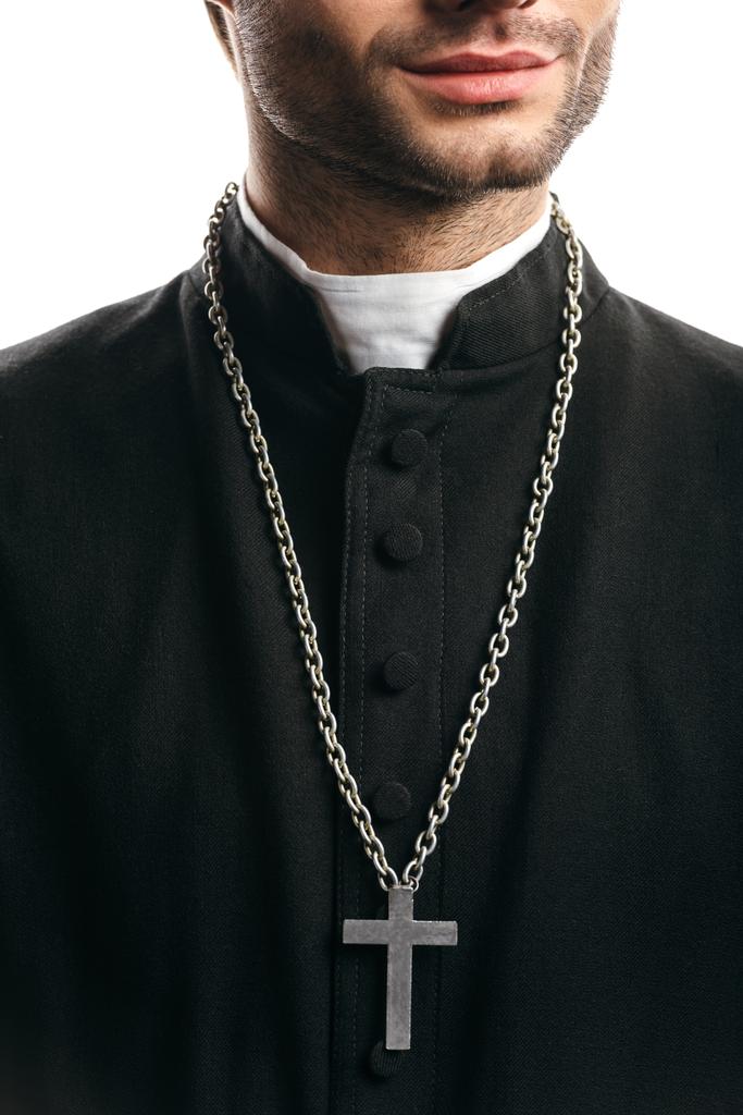 vue partielle du prêtre catholique en soutane noire, avec croix d'argent sur le collier, isolé sur blanc
 - Photo, image