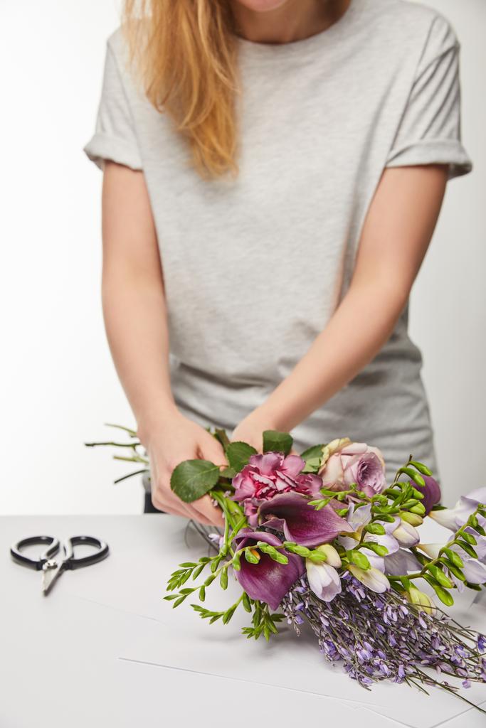 vista ritagliata di fiorista rendendo bouquet viola isolato su bianco
 - Foto, immagini
