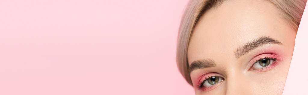 plano panorámico de chica con maquillaje rosa y trozo de papel, aislado en rosa
 - Foto, imagen