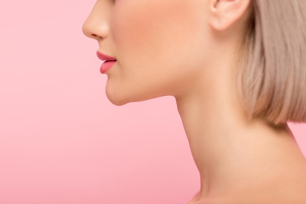 καλλιεργημένη άποψη της γυναίκας με τέλειο πρόσωπο και ροζ μακιγιάζ, απομονωμένη σε ροζ - Φωτογραφία, εικόνα