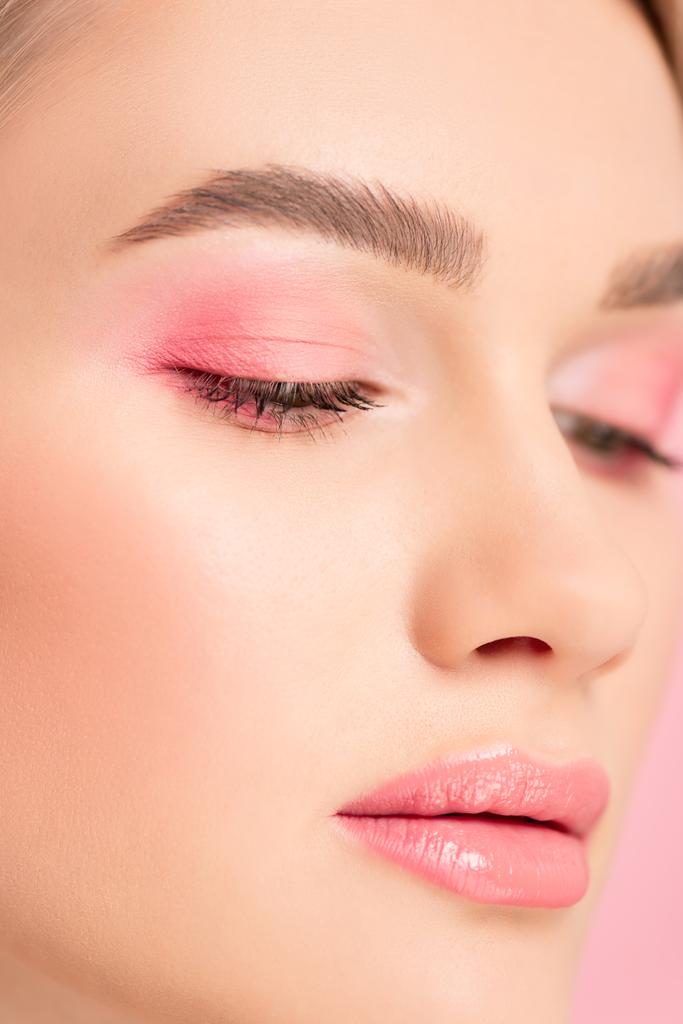 zbliżenie atrakcyjne dziewczyna z różowy makijaż, izolowane na różowy - Zdjęcie, obraz