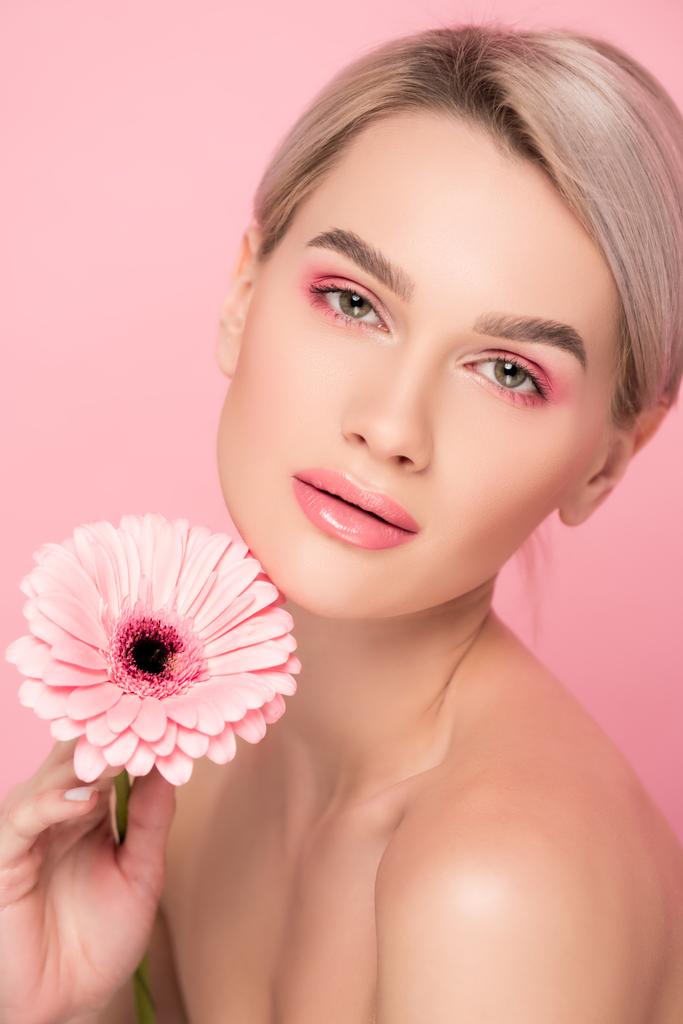nackte Frau mit rosa Make-up mit Blume, isoliert auf rosa - Foto, Bild