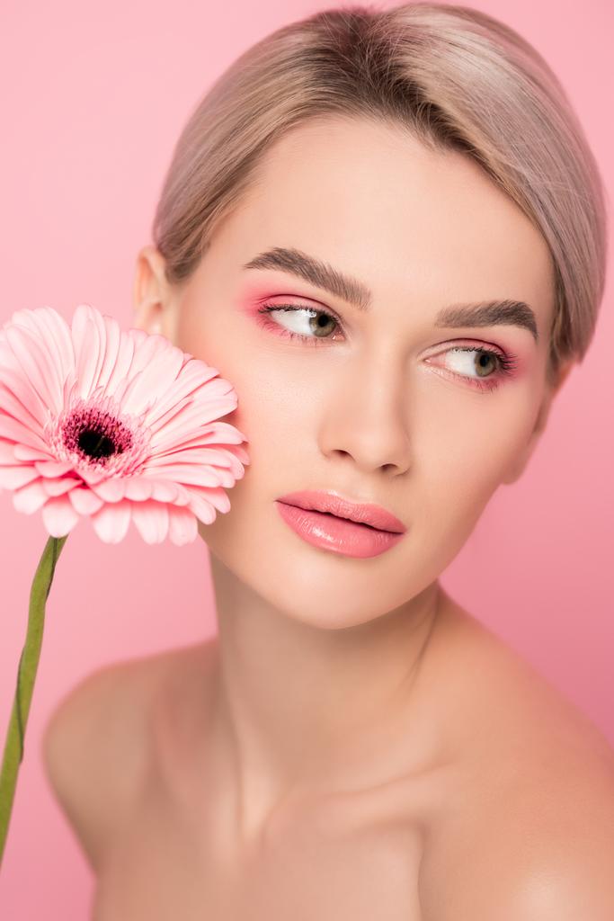 menina nua com maquiagem rosa e flor de gerbera, isolado em rosa
 - Foto, Imagem