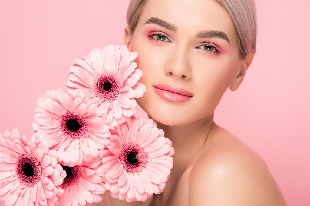 menina atraente com flores de gerbera rosa, isolado em rosa
 - Foto, Imagem