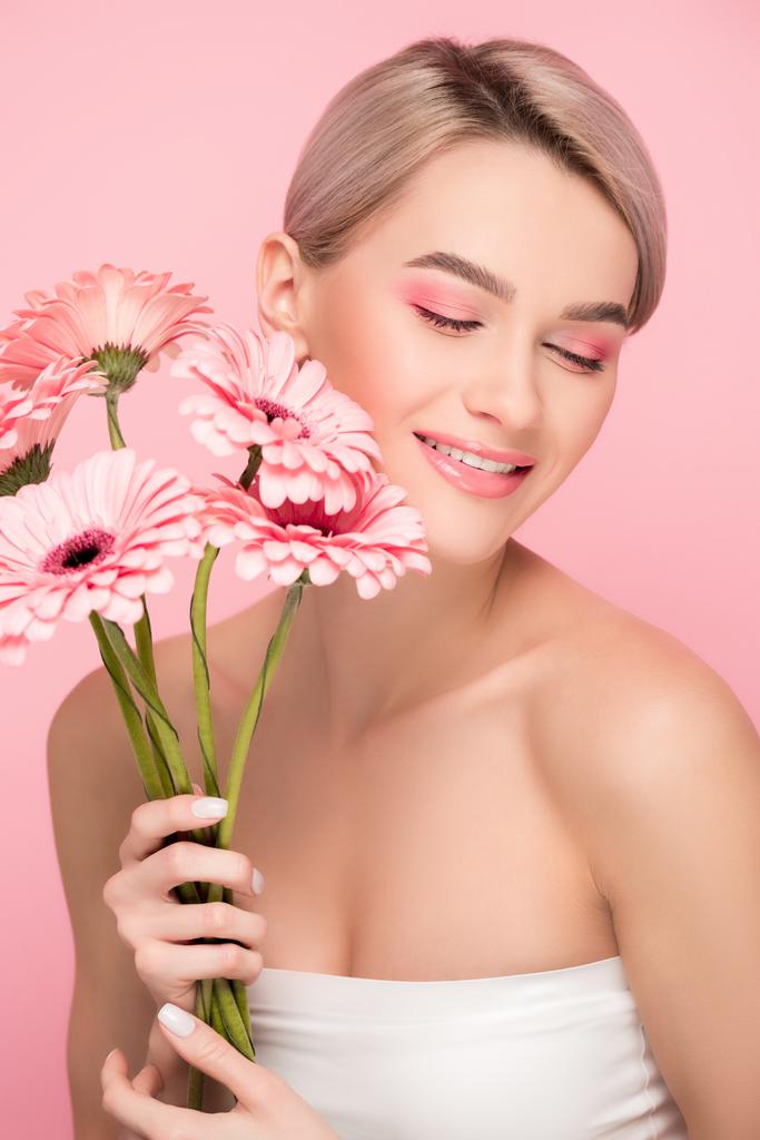glücklich schönes Mädchen mit rosa Gerbera-Blüten, isoliert auf rosa - Foto, Bild