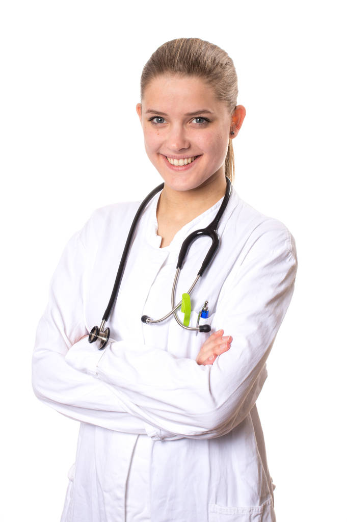 женщина врач улыбается в камеру со скрещенными руками, изолированный белый фон
 - Фото, изображение