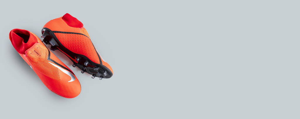 Moskwa, Rosja - styczeń 2019: Para fantomów Nike buty piłkarskie buty na białym tle. Piłka nożna Temat Długi szeroki baner z kopia przestrzeń tło.  - Zdjęcie, obraz