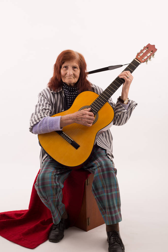 Divertida anciana toca apasionada en una guitarra acústica clásica
 - Foto, Imagen