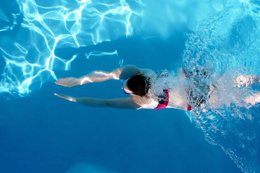 женщина плавает под водой в бассейне
 - Фото, изображение