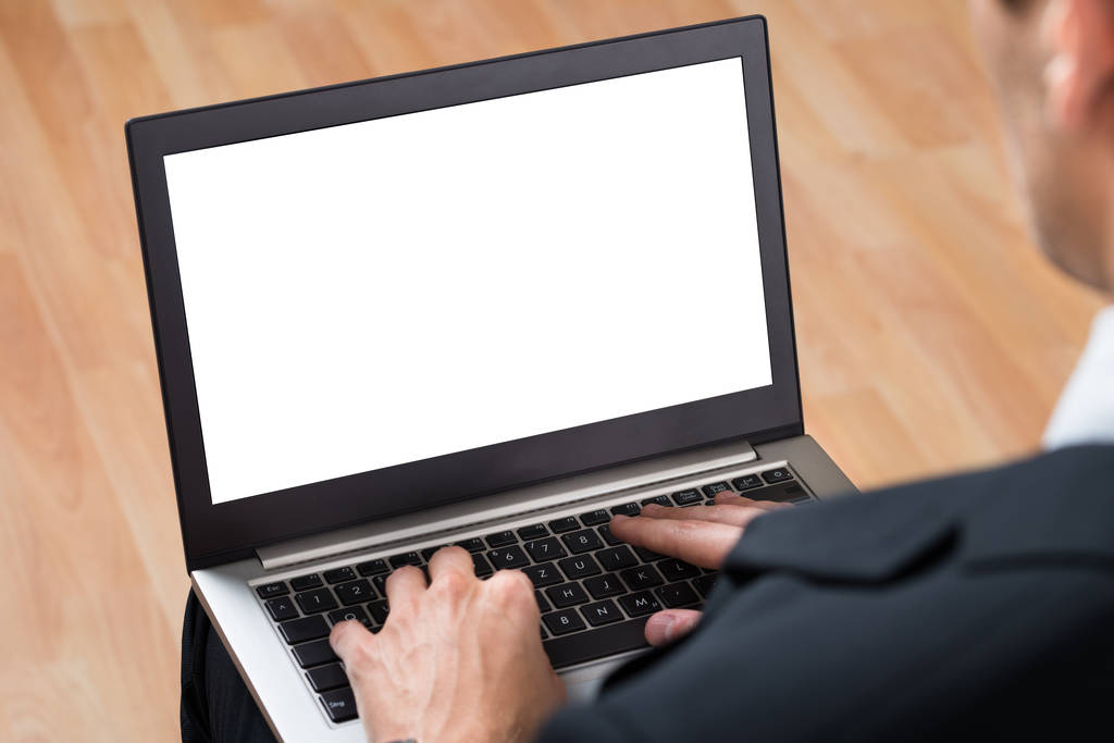 Close-up de empresário usando laptop branco no escritório - Foto, Imagem