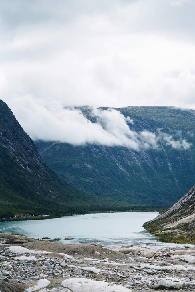 Norveç 'in resimli manzara dağları. Göl manzarası çok güzel. Sabah Dağ Gölü 'nün kayalık kıyısı. Seyahat, yaşam tarzı, vahşi doğa konsepti.. - Fotoğraf, Görsel