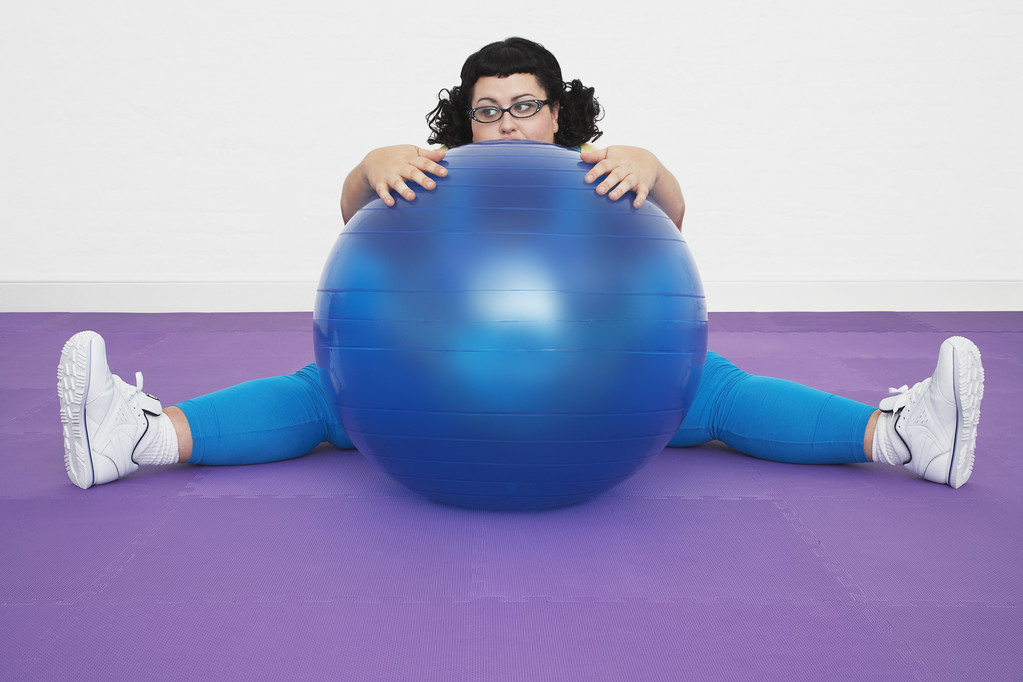 vrouw achter oefening bal - Foto, afbeelding