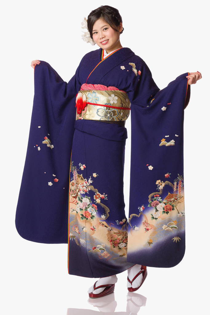 Un retrato de una hermosa joven japonesa en un kimono azul para su ceremonia de mayoría de edad en su 20º cumpleaños
. - Foto, imagen