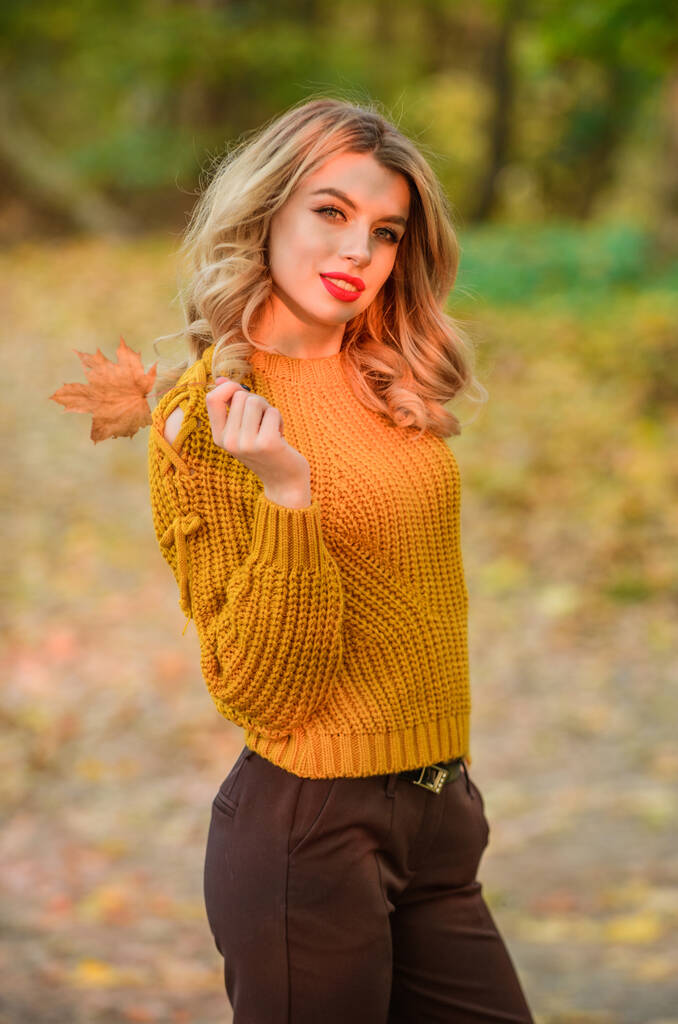 Totalmente relaxado. tendências de cor outono. modelo de moda bonita em camisola de malhas. sentir-se romântico no parque de outono. mulher sexy vermelho batom natureza fundo. roupas sazonais quentes e aconchegantes
 - Foto, Imagem