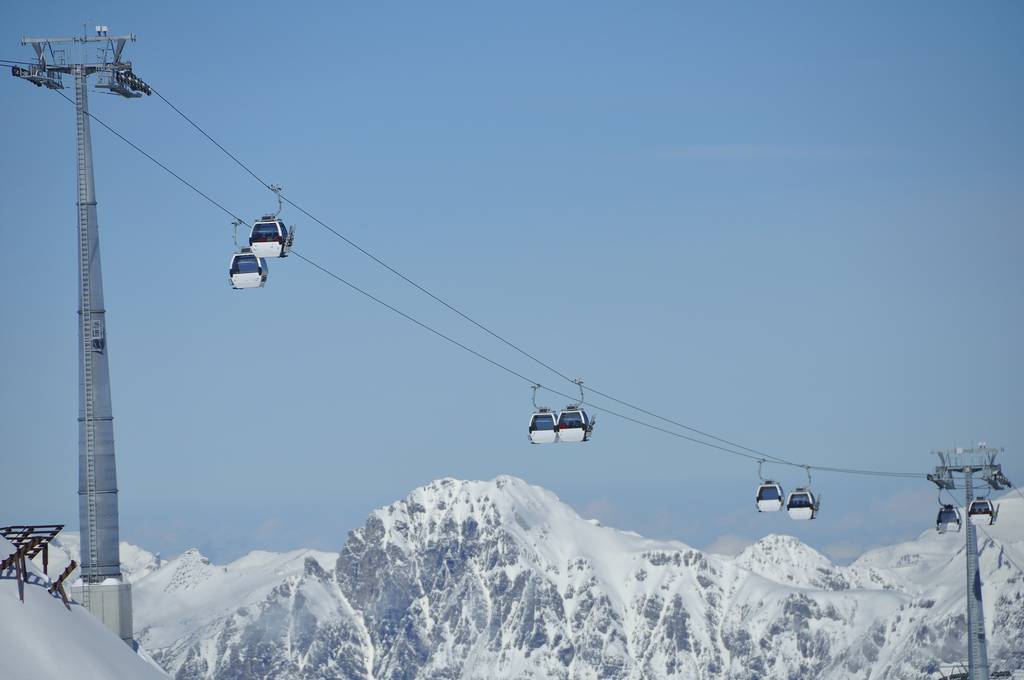 катання на лижах на гірськолижному курорті Туфон-Сільверта, в містах Шроц, Газтурн і Ґрфреща
. - Фото, зображення