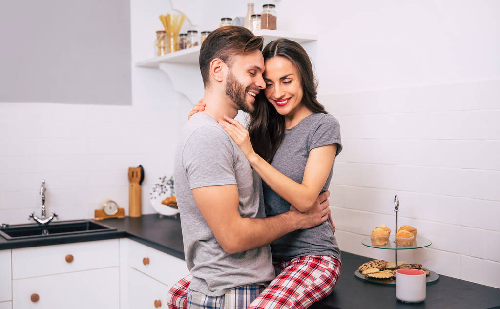 Ευτυχισμένο ζευγάρι στην κουζίνα στο σπίτι - Φωτογραφία, εικόνα