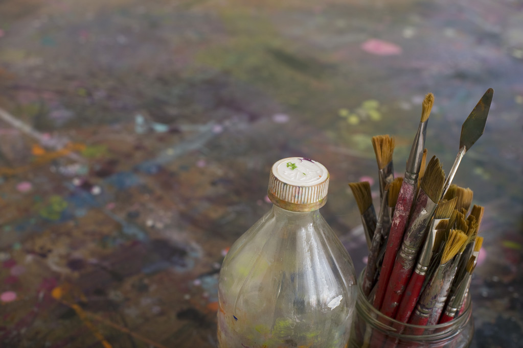 πινέλα ζωγραφικής του καλλιτέχνη και μπουκάλι από παλέτα - Φωτογραφία, εικόνα