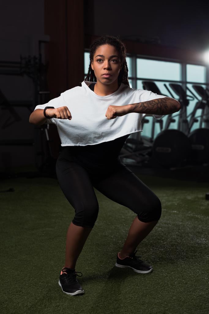 Afrikai amerikai nő bemelegítés edzés előtt a tornateremben - Fotó, kép