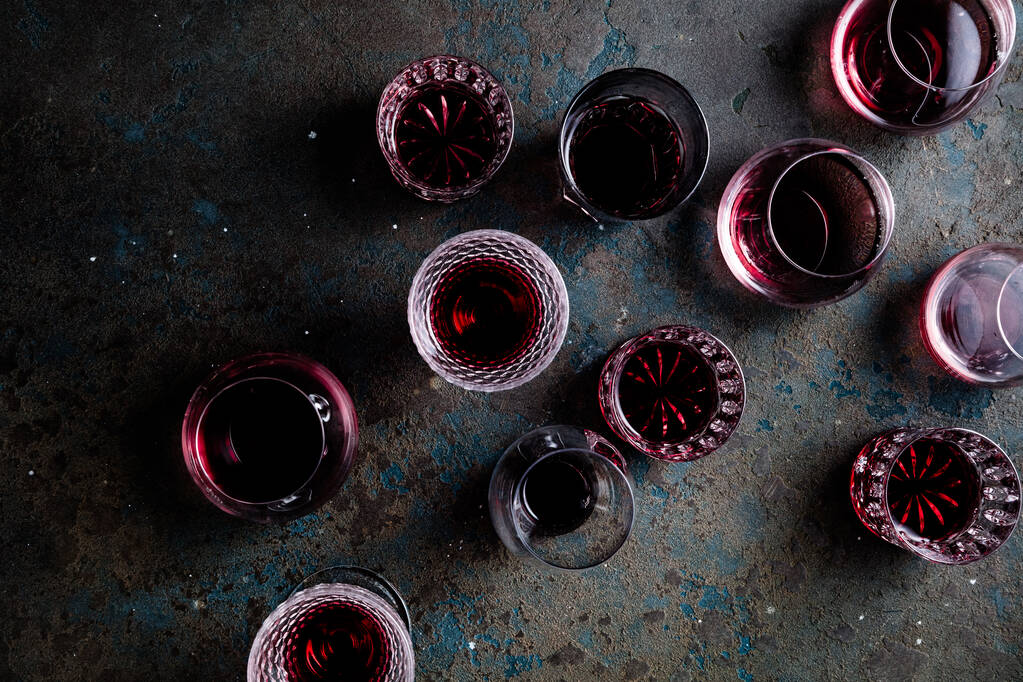 vista superior de copas de vino tinto sobre fondo gris
 - Foto, Imagen
