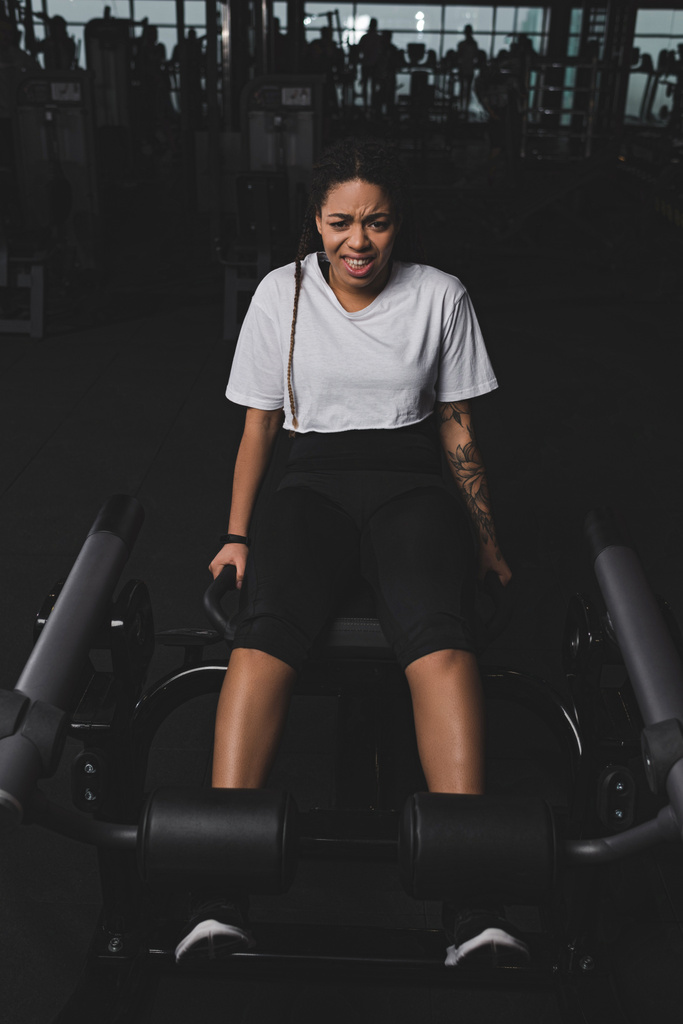 Afrikanische Amerikanerin macht Übung für Bauch im Fitnessstudio - Foto, Bild