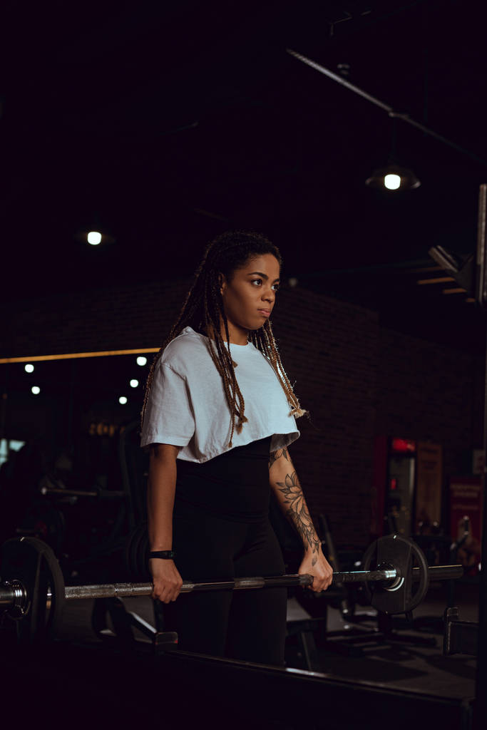 athlète afro-américaine exercice avec haltère dans la salle de gym
  - Photo, image