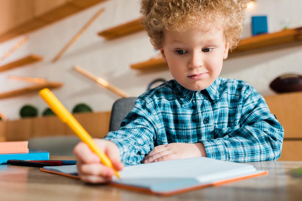 selektivní zaměření kudrnatého a chytrého psaní dětí v notebooku  - Fotografie, Obrázek