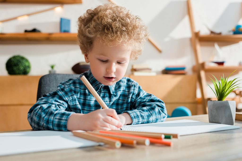 机の上で絵を描く子供の ロイヤリティフリー写真 画像素材