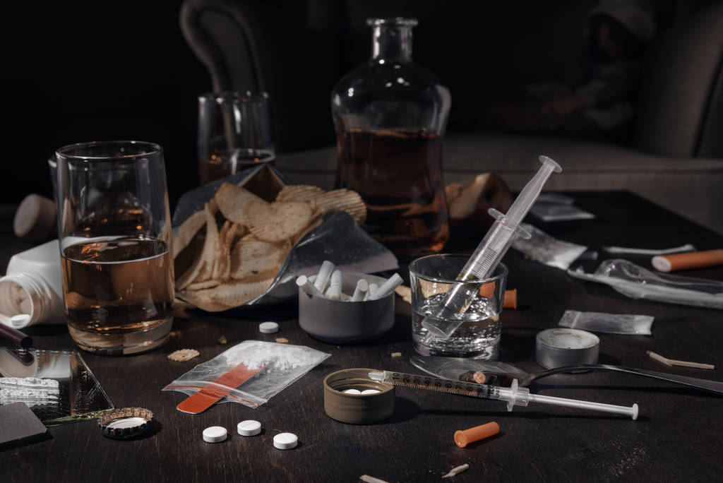 Huumeet ja alkoholi pöydällä
 - Valokuva, kuva