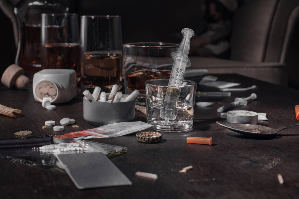 Drogas e álcool na mesa
 - Foto, Imagem