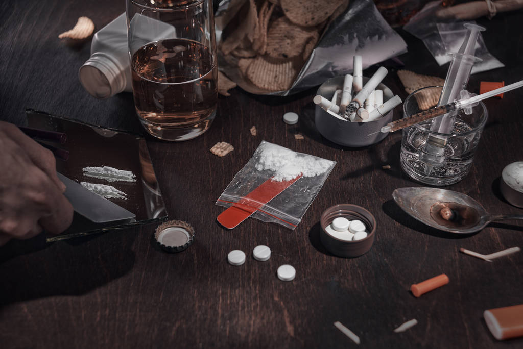 Kábítószer és alkohol az asztalon - Fotó, kép