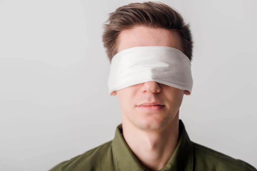 Человек с завязанными глазами, изолированный от концепции белых прав человека
  - Фото, изображение