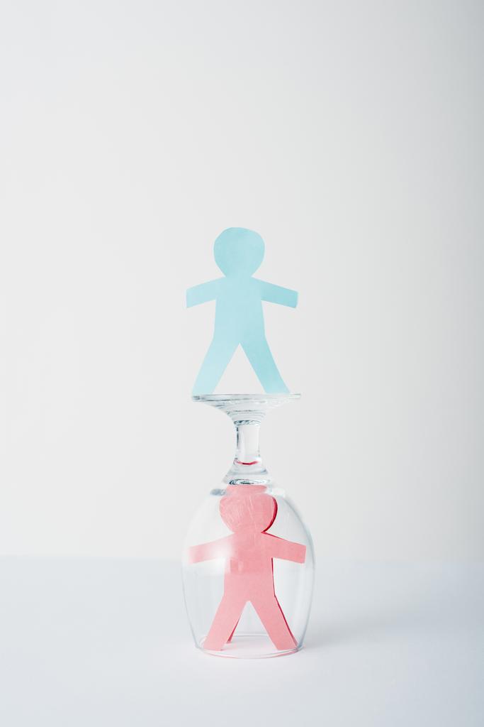 papír vágás nemek közötti egyenlőség üveg közelében fehér, szexuális egyenlőség koncepció  - Fotó, kép