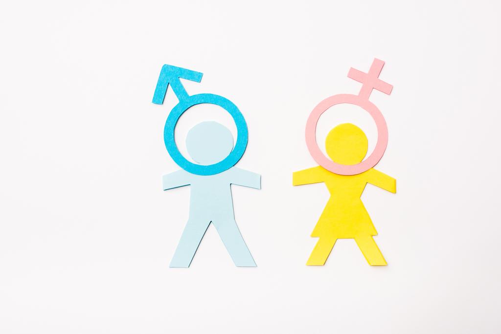 visão superior do papel azul e amarelo cortar as pessoas perto de sinais de gênero isolado no conceito branco, igualdade sexual
  - Foto, Imagem