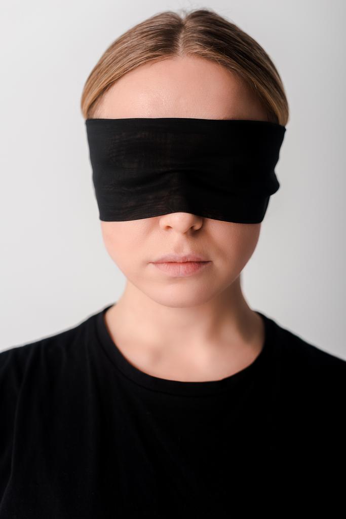 jovem de olhos vendados isolado em branco, conceito de direitos humanos
  - Foto, Imagem