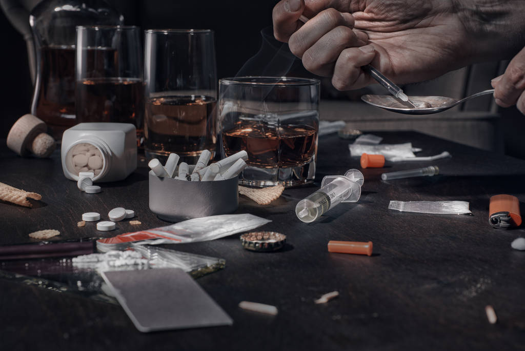 Drogas y alcohol sobre la mesa
 - Foto, Imagen