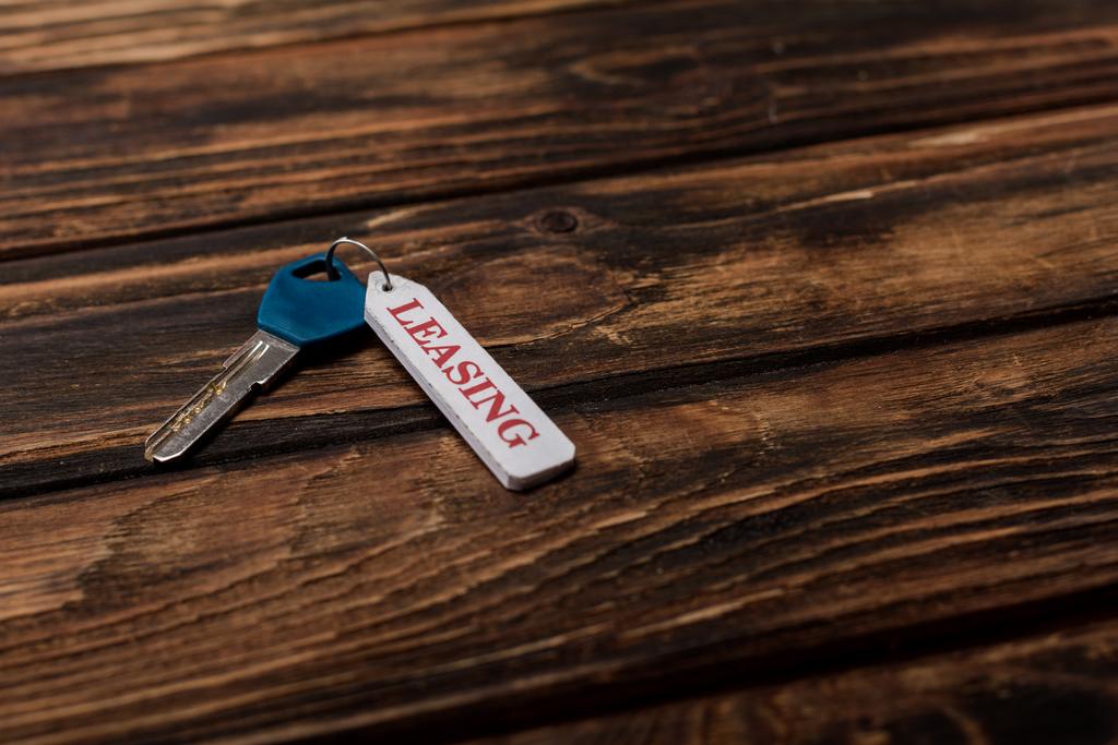  klíč s leasingovým písmem na dřevěném povrchu  - Fotografie, Obrázek