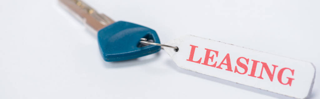 панорамный снимок ключа с лизинговыми надписями на белом
  - Фото, изображение